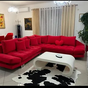 apartment-right-in-the-city-center.hotels-in-tirana.com/